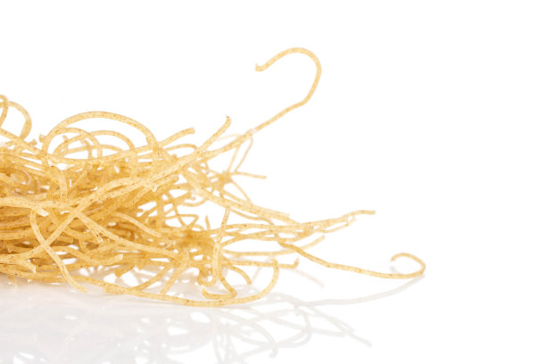 生细面条孤立在白色图片下载