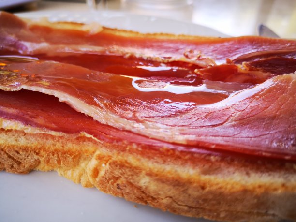 吐司配火腿、油和番茄图片下载