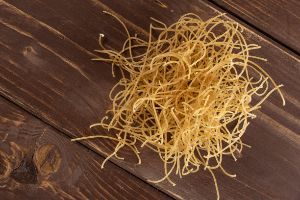 棕色木头上的生细面条图片下载