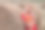 迷人的女孩在草堆里笑。图片下载