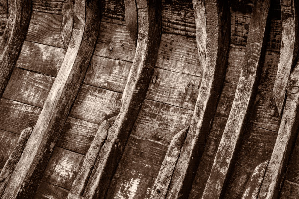 在Sepia的一艘旧船上的木肋骨图案图片下载