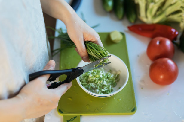 在厨房做饭的女人图片下载