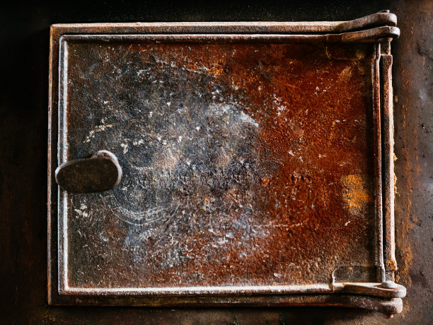 柴炉盖子。生锈的铸铁炉图片下载