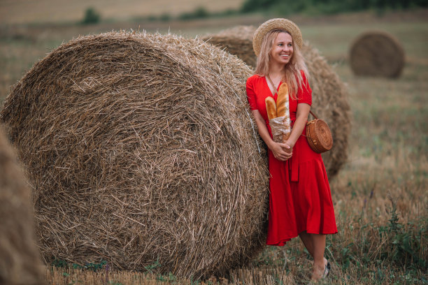 迷人的女孩在草堆里笑。图片下载