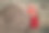迷人的女孩在草堆里笑。图片下载