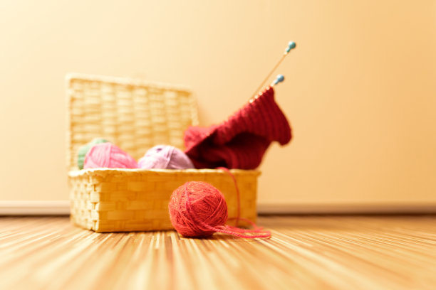 编织用的多色羊毛球，放在柳条篮子里。图片下载