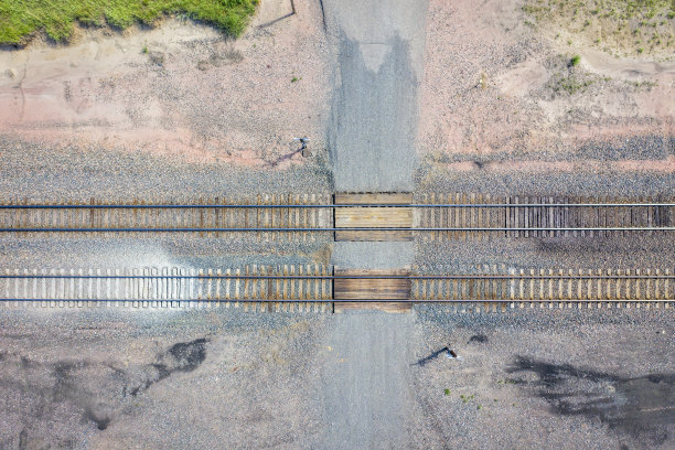 农村铁路穿越鸟瞰图图片下载