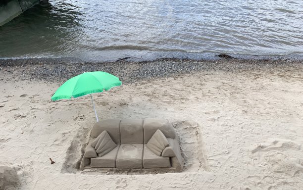 沙滩上的雨伞和椅子图片下载