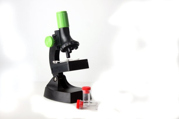 显微镜和两根试管隔离在白色背景上图片下载