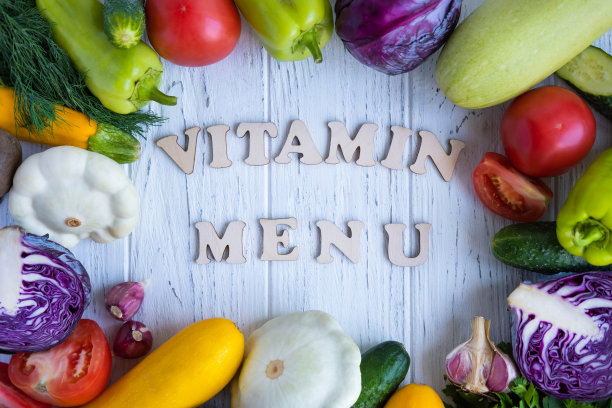 概念照片与铭文维生素菜单。光背景与蔬菜有益健康和营养。素食主义，适当的营养和减肥图片下载