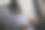 一位戴眼镜的老人用手触摸手机屏幕图片下载