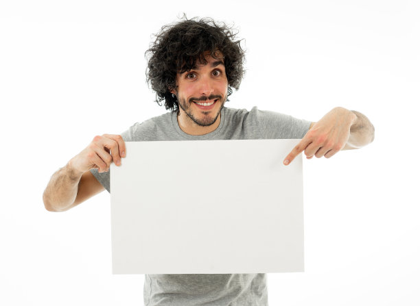 有趣和有吸引力的男人展示空白海报与文本的空间看起来兴奋，因为它显示一个伟大的产品或惊人的销售或伟大的广告。影棚拍摄。市场营销的概念。图片下载