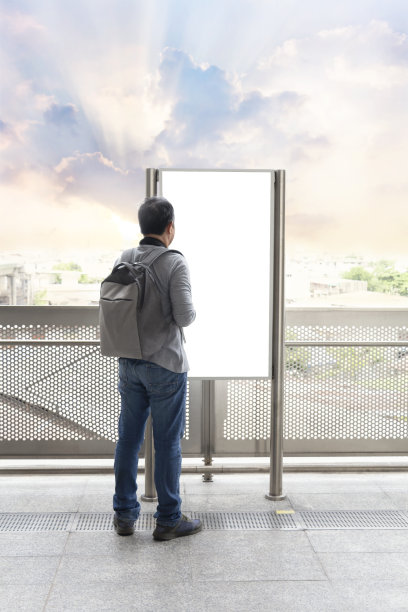 旅行者亚洲人与背包看空白招牌公共信息旅行在地铁火车站。图片下载