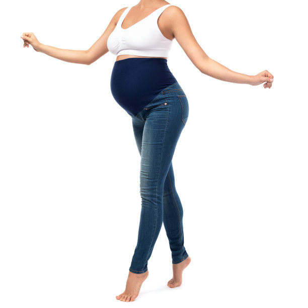 年轻孕妇穿着孕妇牛仔裤图片下载