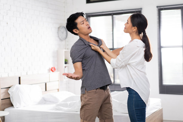 一对亚洲夫妇，他们很无聊，争吵不开心。图片下载