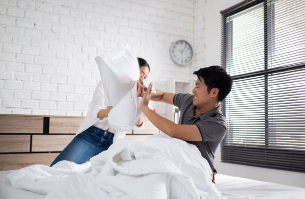 一对亚洲夫妇在床上吵架。他们不快乐，有压力图片下载