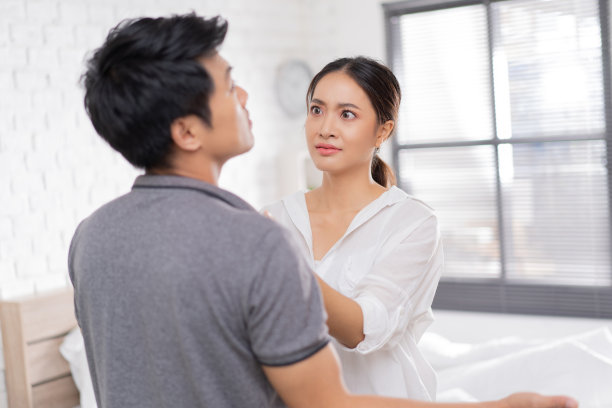 一对亚洲夫妇，他们很无聊，争吵不开心。图片下载