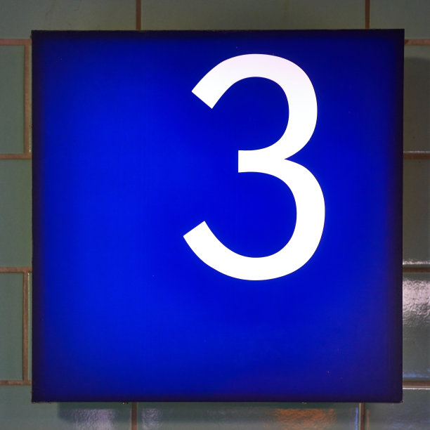 蓝色背景，白色的三号。图片下载