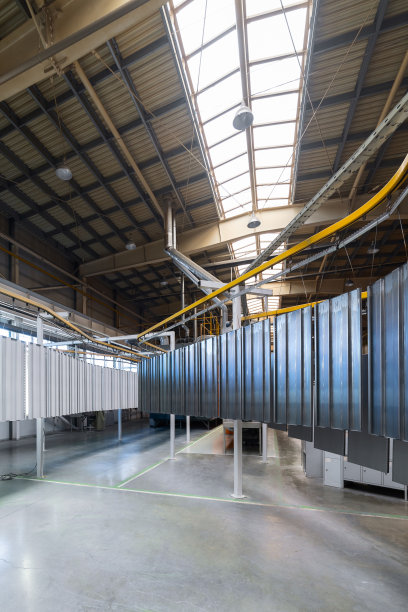 粉末涂料。金属板悬挂在架空的传送带上。图片下载