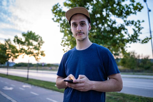 在手机库存照片上图片下载