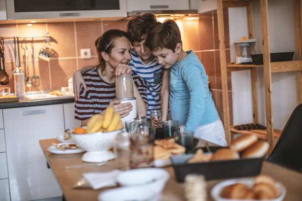 幸福的一家人一起准备早餐图片下载