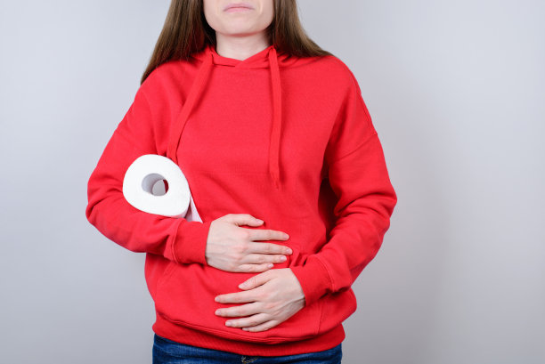 裁剪的特写照片图像不快乐的苦相悲伤难过的感觉受伤的肚子用白色柔软的纸触摸腹部她的人女士穿套头牛仔牛仔裤孤立的灰色背景图片下载