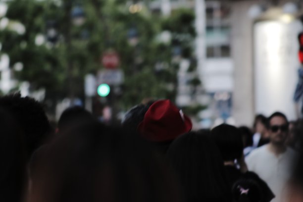 站在东京涩谷的人群中图片下载