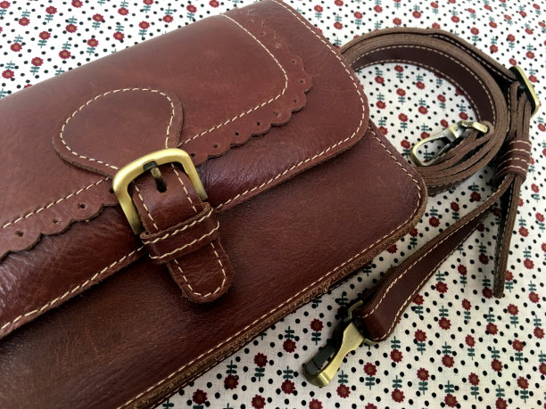 手工制作的棕色真皮手包手袋钱包图片下载