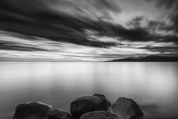 黑白照片：加拿大不列颠哥伦比亚大学塔海滩的日落图片下载