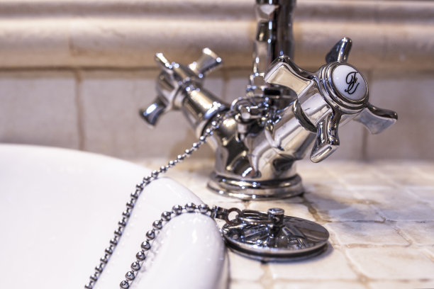 复古风格的铬盆水龙头图片下载