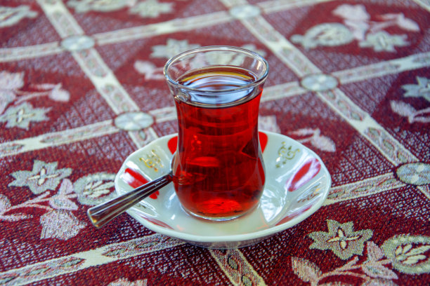 在传统的桌布上喝杯茶图片下载