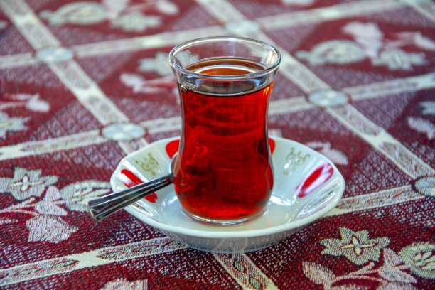 在传统的桌布上喝杯茶图片下载