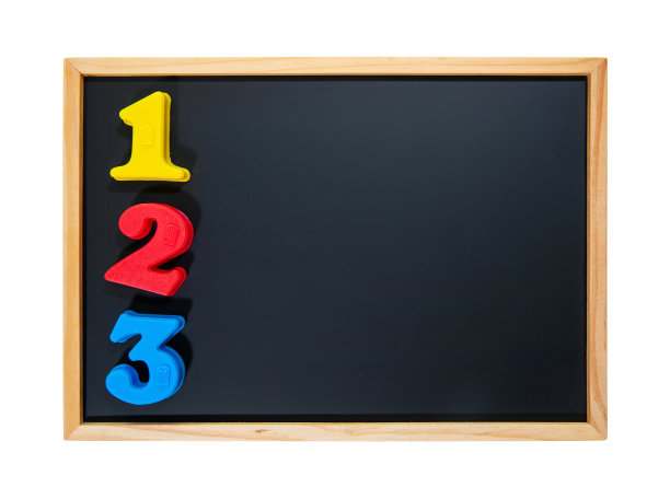 (剪切路径)在黑板背景上用数字磁铁做列表图片下载