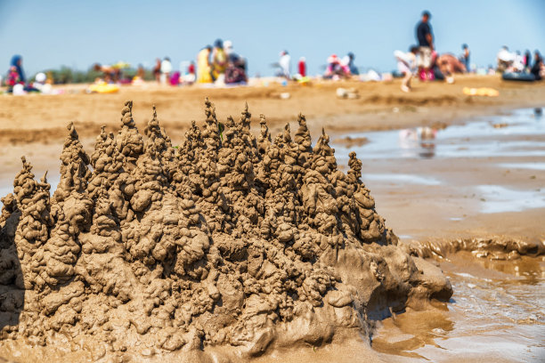 孩子们在里海海滩上建造的沙堡图片下载