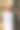 这是一个14 / 15岁的红发少女站在商店里的照片，她穿着一件漂亮的淡蓝色带纽扣的带有白色圆点图案的巴多连衣裙，肩上挎着一个黄色的手提包图片下载