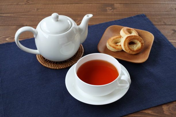 杯茶与圈饼饼干盘与孤立在桌子上图片下载