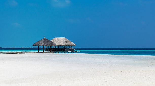 空旷的热带海滩，海边有码头。图片下载