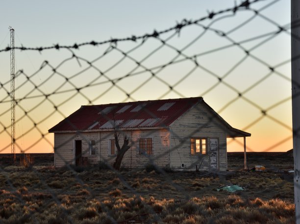 夕阳下寂寞的房子图片下载