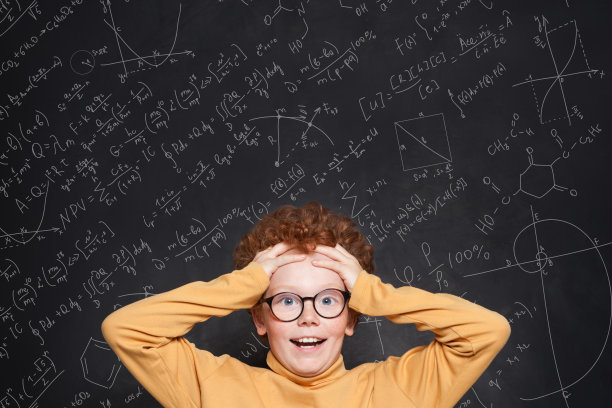 兴奋惊讶的孩子男孩学生的科学背景图片下载