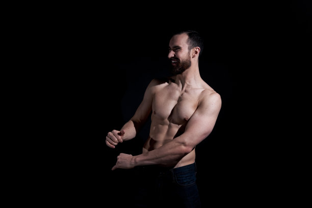 英俊的男子赤膊上的黑色背景图片下载