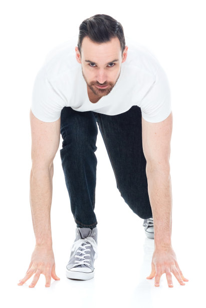 穿着白衬衫和牛仔裤的帅哥图片下载