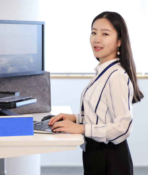 亚洲的美丽白领正在专心地使用电脑工作图片下载