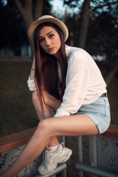 美丽的年轻褐发女子在一个夏天的公园图片下载