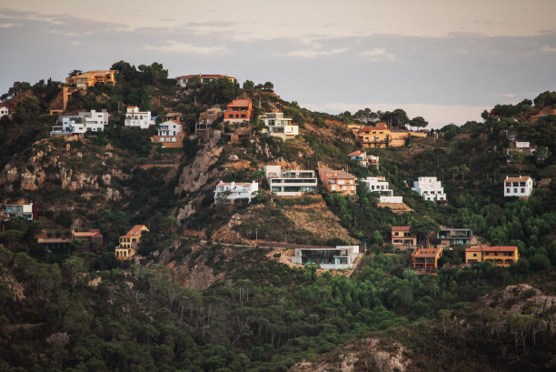 建在山上的豪华房子图片下载