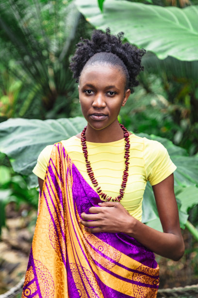 非洲裔美国女孩在丛林背景纱丽图片下载