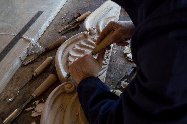 手工雕刻的木头。图片下载