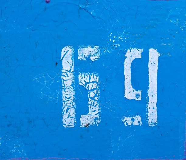 69号，白色油漆，蓝色背景。特写镜头。图片下载
