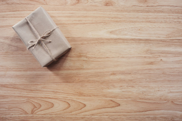 棕色礼盒在木制桌子的背景与拷贝空间图片下载