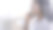 微笑的办公室女孩对着窗户讲手机图片下载