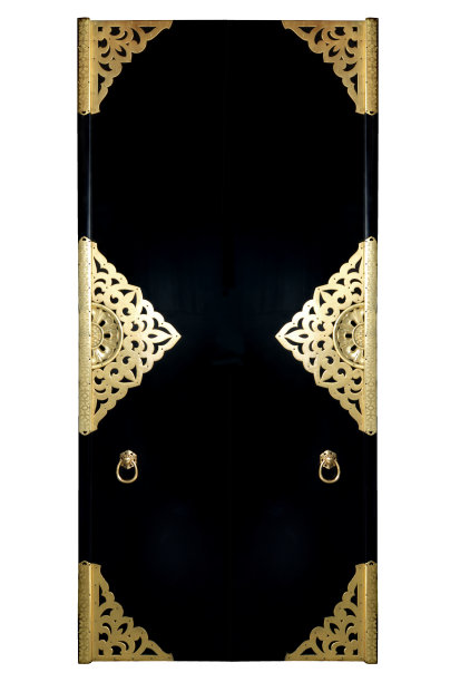 黑色豪华门与精致的金属雕刻，我们可以在日本的寺庙或宫殿。孤立在白色图片下载